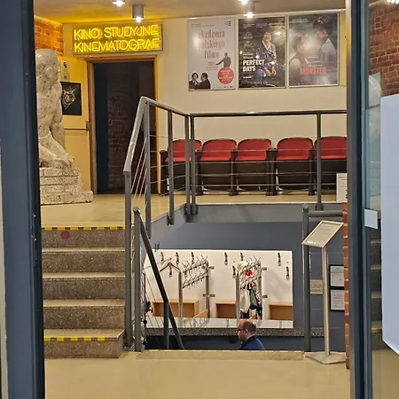 Przy Szkole Filmowej, Darmowy Parking *