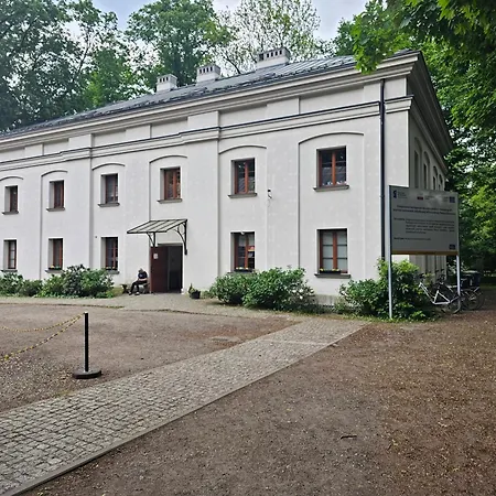 Przy Szkole Filmowej, Darmowy Parking *