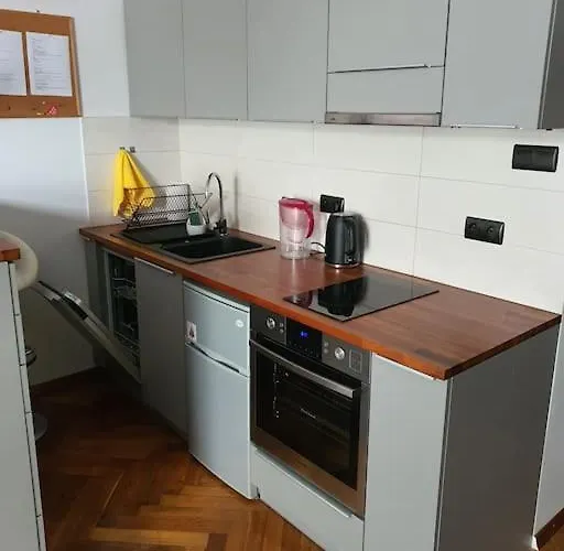 Faktura Vat Przy Szkole Filmowej, Darmowy Parking Apartman *