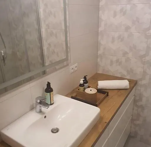 Faktura Vat Przy Szkole Filmowej, Darmowy Parking Apartman