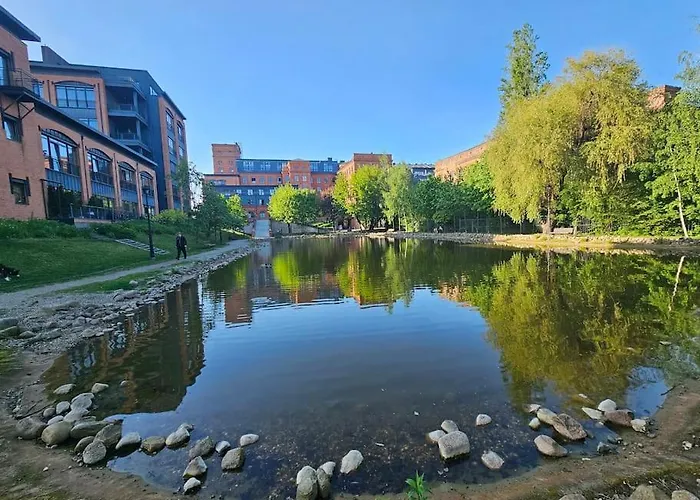 Faktura Vat Przy Szkole Filmowej, Darmowy Parking * Łódź