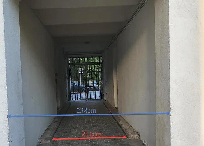 Faktura Vat Przy Szkole Filmowej, Darmowy Parking Apartman